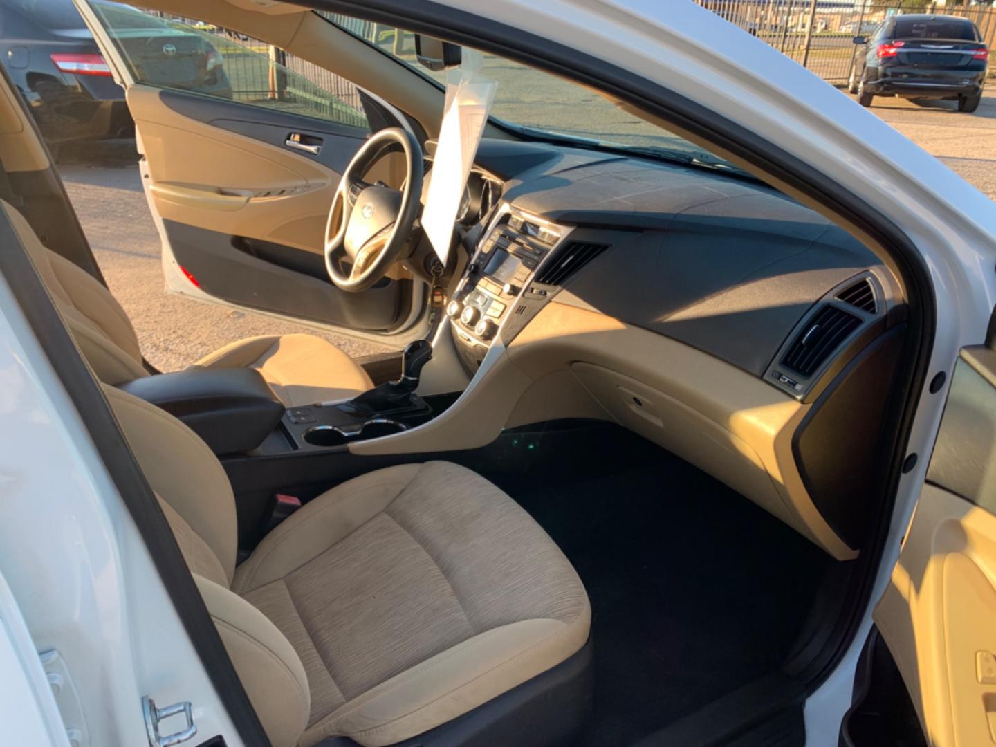 2014 White /Tan Hyundai Sonata (5NPEB4AC9EH) , AUTOMATIC transmission, located at 1830 North Belt Line Road, Irving, TX, 75061, (469) 524-0199, 32.834373, -96.993584 - Photo#10